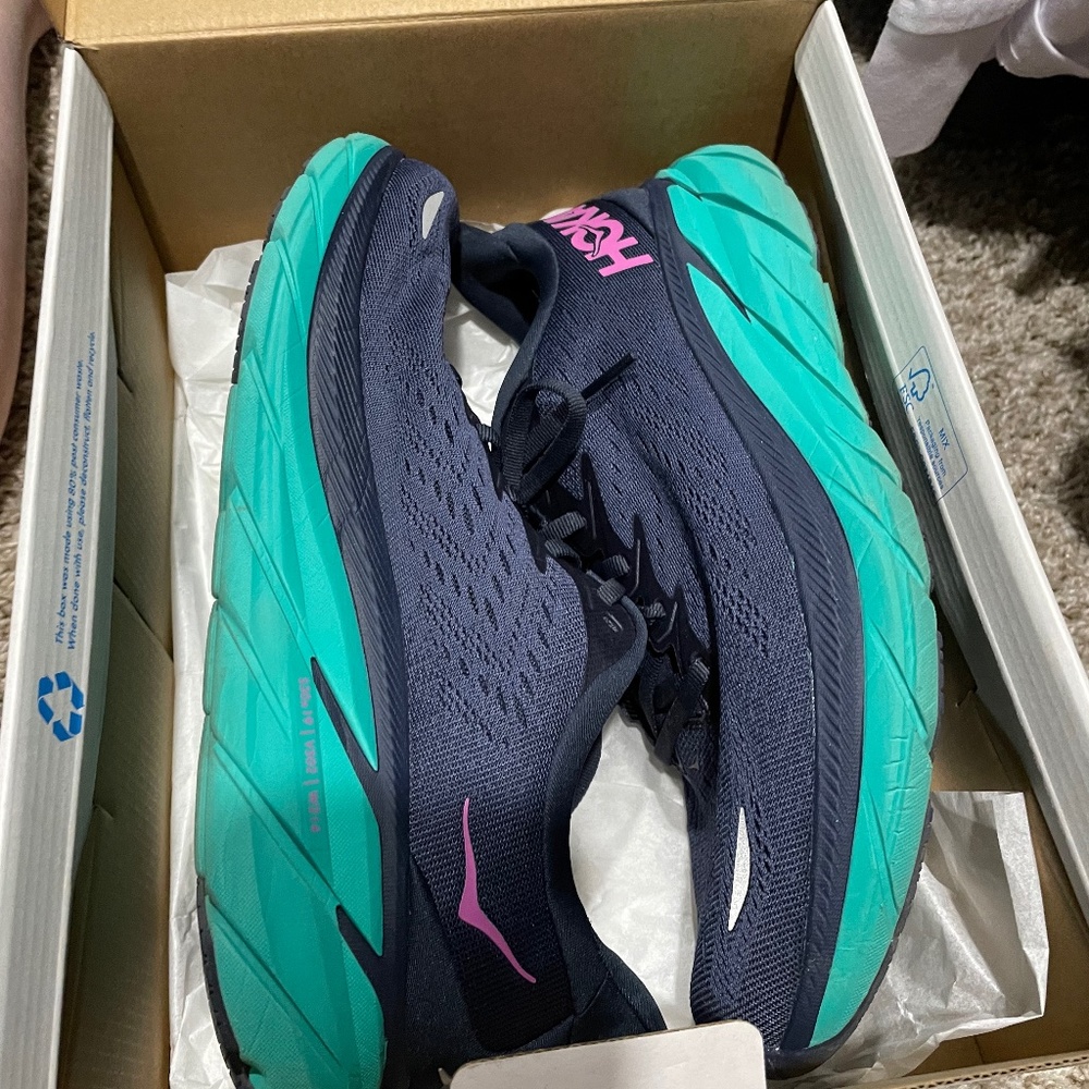 Women’s Hoka Clifton 8 shoes size 9.5